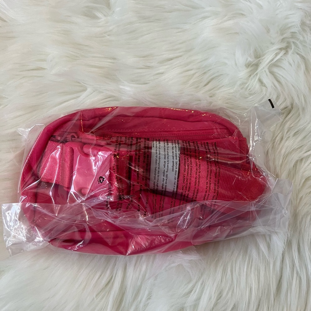 Lululemon Everywhere Belt Bag 1L Lip Gloss - Picture 6 of 7